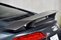 「V10プラスクーペ」の外観上の特徴となっているカーボン製の大型リアウイング。Cd値は0.36。