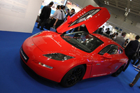 英国パビリオンに展示されていた「デルタE4クーペ」。イギリスのデルタ・モータースポーツ社が開発したEVスポーツカー。後ろからの眺めは「アルファ・ロメオTZ」を思わせるコーダトロンカでなかなかカッコイイが、Aピラーが太いのがちょっと残念。
    