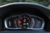 「V60」と共通デザインの、ウイング型メーターパネル。