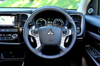 ステアリングホイールは3スポークタイプから新デザインの4本スポークタイプへ。