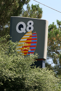 シェルの給油所網を引き継ぐことになったクゥェート石油「Q8」の看板。