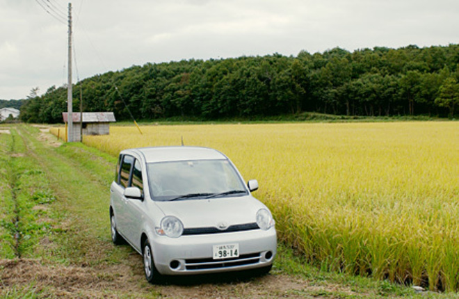 【スペック】全長×全幅×全高＝4100×1695×1670mm／ホイールベース＝2700mm／車重＝1220kg／駆動方式＝FF／1.5リッター直4DOHC16バルブ（110ps／6000rpm、14.4kgm／4400rpm）／車両本体価格＝149.0万円（テスト車＝186.1万円）