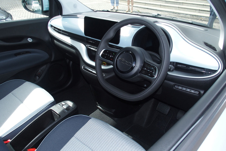 フィアット500e（コックピット）