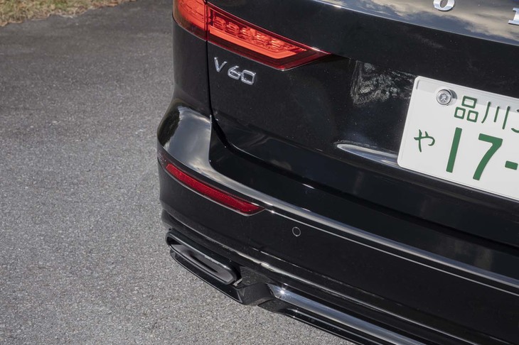 リアバンパーも「ポールスターエンジニアード」専用の仕立て。ブラッククロームのマフラーエンドが控えめに主張する。