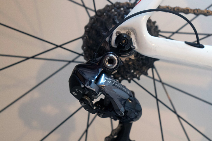 後輪の変速機。黒い“ひも”のようなものは、電気信号を伝えるためのケーブルである。