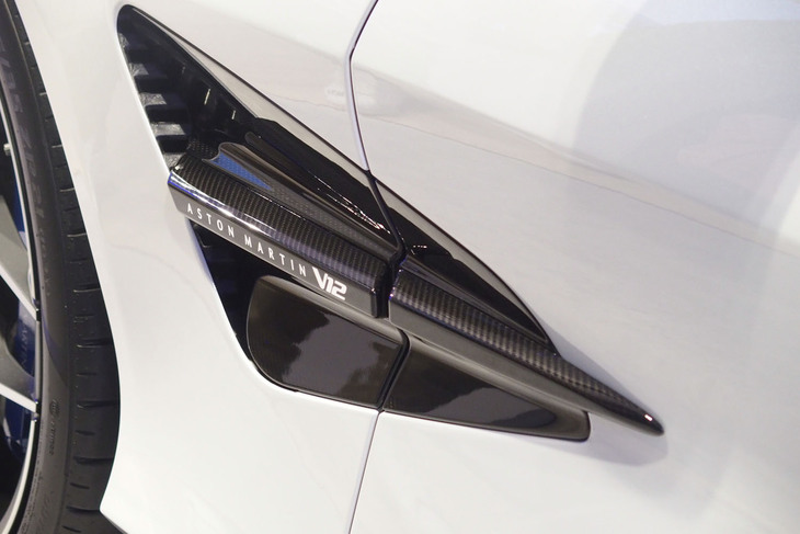 アストンマーティン・ヴァンキッシュ（サイドギル）