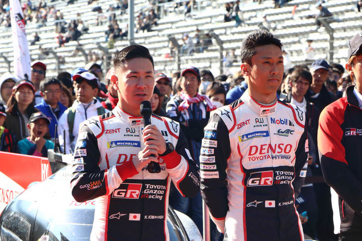 世界耐久選手権（WEC）の参戦ドライバーである小林可夢偉選手（左）と中嶋一貴選手（右）。今年のトヨタは、7号車と8号車の2台体制でWECに挑んだ。