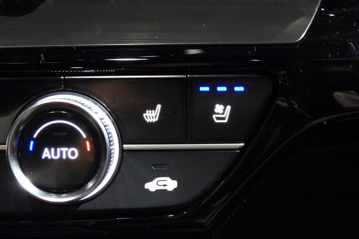 ホンダCR-V e：HEV RSブラックエディション（シートベンチレーション機能のスイッチ）