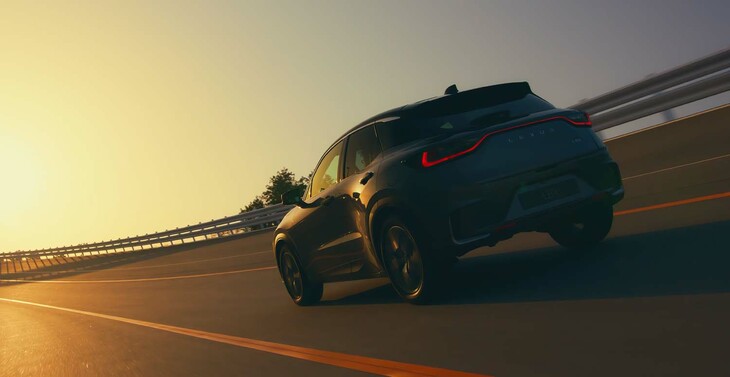 高度な駆動力制御も「LBX」のセリングポイントのひとつ。路面の勾配や前後左右Gの変化を読み取り加速・減速トルクを調整することで、ドライバーのアクセル・ブレーキの操作回数を低減させる。