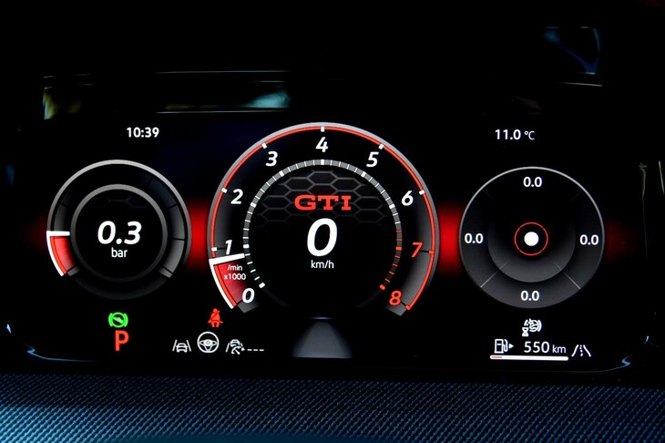 10.25インチのデジタルメータークラスター「Digital Cockpit Pro」。車速やエンジン回転数、走行距離などの情報が表示されるほか、ナビゲーションの画面を大写しにすることも可能。加速度センサーやブースト計の機能も備わっている。