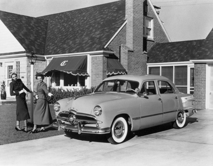 1949年「フォード・カスタム フォードア セダン」。ボディーは前後フェンダーが独立していないフラッシュサイドのノッチバックで、4枚のドアはすべて前ヒンジという、この後に登場するセダンの主流となるスタイルを備えていた。当時のモデルはワンサイズ（フルサイズ）のみで、4ドアセダンのほかに2ドアセダン、2ドアクーペ、2ドアコンバーチブル、3ドアワゴンをそろえていた。