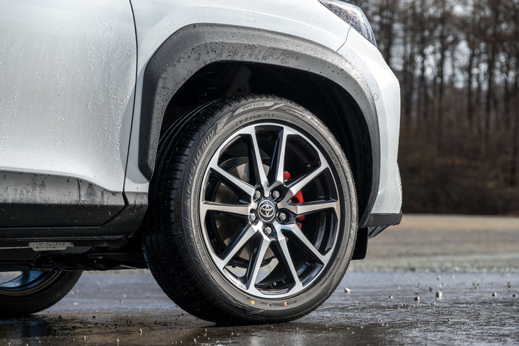 足まわりに独自のチューニングが施された「GRスポーツ」。18インチアルミホイールも独自のデザインで、赤く塗られたブレーキキャリパーも目を引くアクセントとなっている。