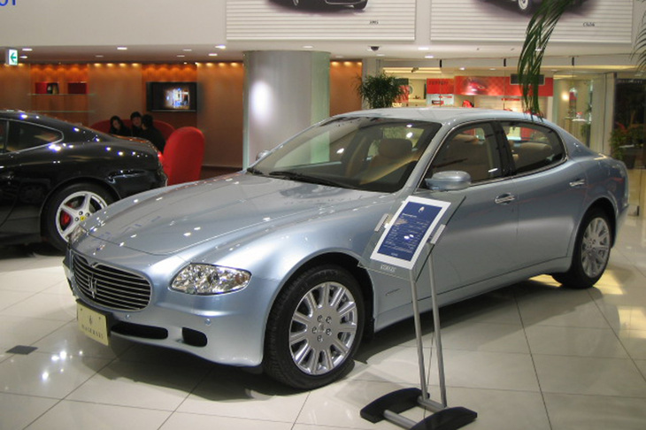 2004年に登場した4代目「クアトロポルテ」（写真はデビュー当時のもの）。フェラーリ製4.2リッターV8自然吸気エンジンに思いをはせて中古車を検索してみると、なんと79万円の車両を発見。憧れるぅ～。