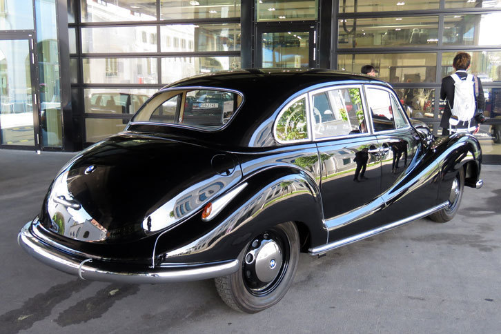 車内の撮影はできなかったが、後席の乗車スペースはごっそりビアーカーとして改造されていた。貴重なクラシックカーをこんな風にしてしまうとは。ドイツ人はどれだけビールが好きなんだよ？