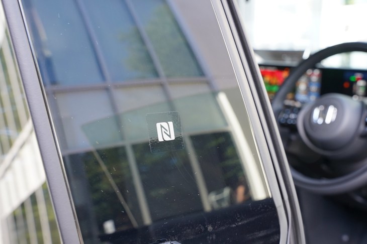 専用アプリをインストールしたスマートフォンでBピラーにタッチするとドアのアンロックができる。