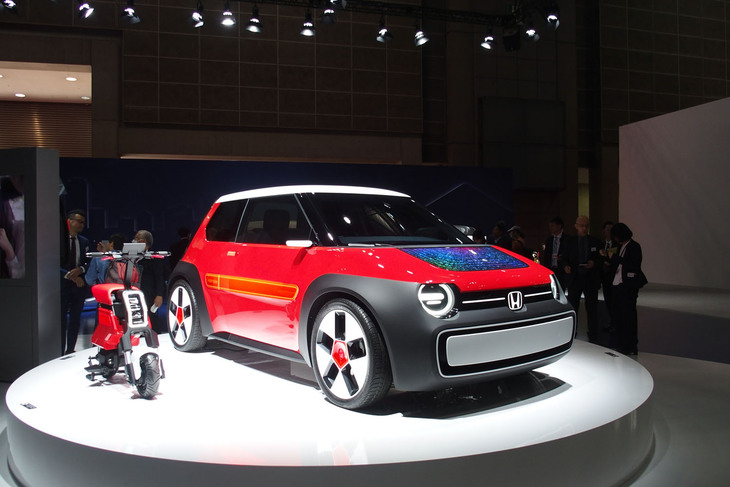 「SUSTAINA-C Concept（サステナ・シー コンセプト）」（写真右）と「Pocket Concept（ポケット コンセプト）」（写真左）。