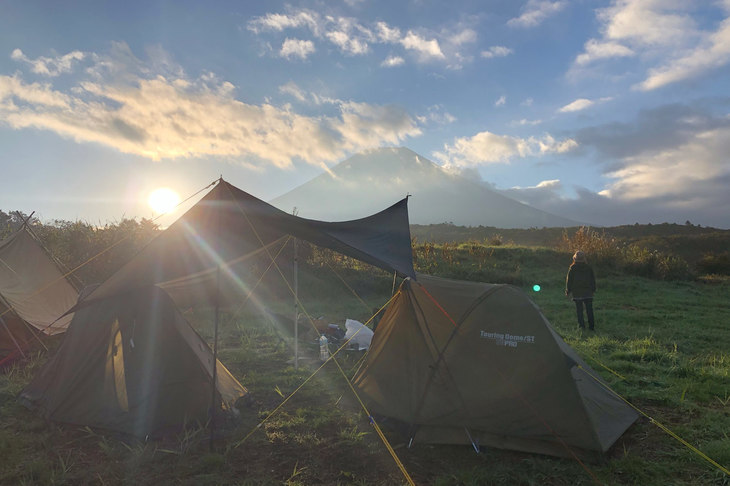 2021年夏にオープンした河口湖ファーマーズビレッジでのキャンプ。朝、一瞬だけ富士山を拝むことができました。（渡辺）