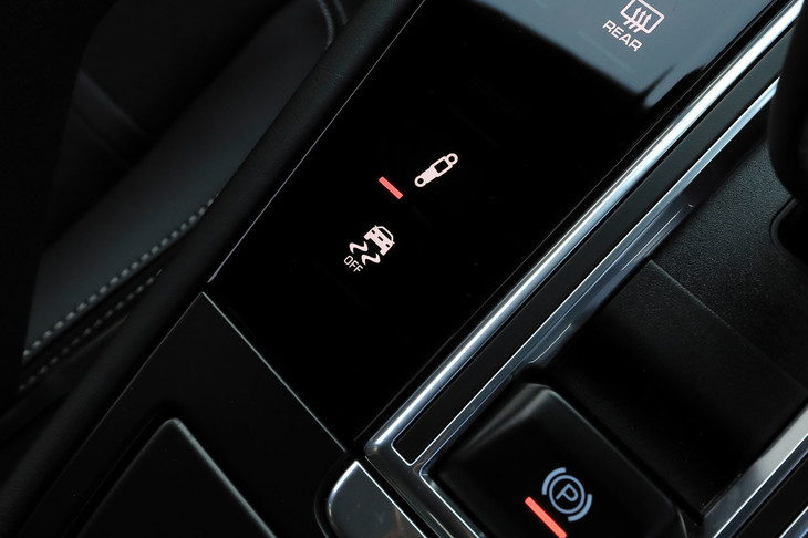 サスペンションの特性は選択された走行モードに伴って切り替わるほか、センターコンソールのスイッチにより個別に調整することもできる。