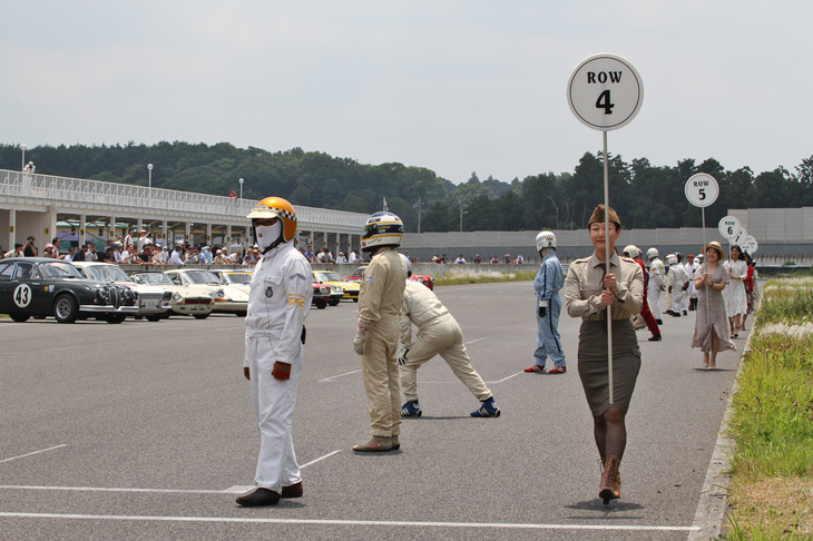 セブリング 40m トロフィーは、セカンドドライバーがマシンに乗るファーストドライバーに駆け寄り、タッチしてから発進する変則ルマン式スタートを採用。F1では今年からいなくなった（モナコGPを除く）グリッドガールも、サイドウェイ・トロフィーでは健在だ。