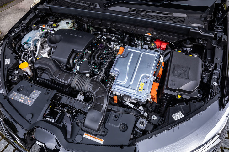 「アルカナ」のパワーユニットは最高出力94PS、最大トルク148N・mの自然吸気の1.6リッター直4エンジンと、同49PS、同205N・mのメインモーター、そして同20PS、同50N・mのサブモーターとしても機能するHSGで構成される。