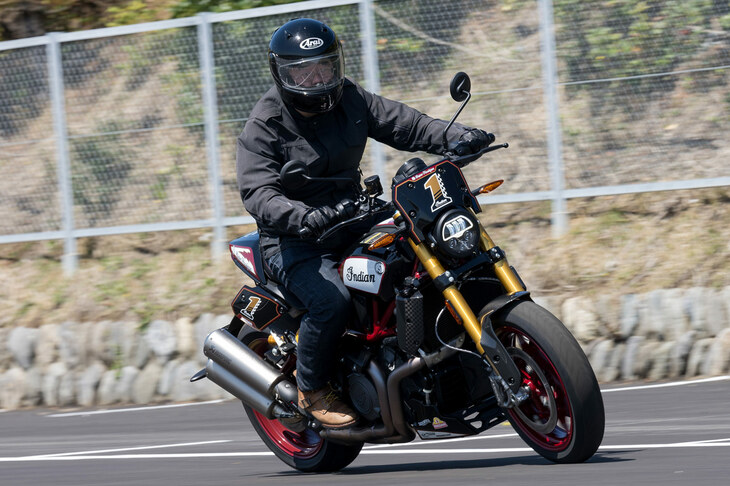 ウエアのなかには胸部プロテクターを内蔵したものもあるが、それは鎧（よろい）のようにゴツくていかついものが大半。いわゆる普通のウエアだと、肩やヒザ、背中に簡易なプロテクターが付いている程度なのだ。……あんなに高いのに!!（写真：向後一宏）