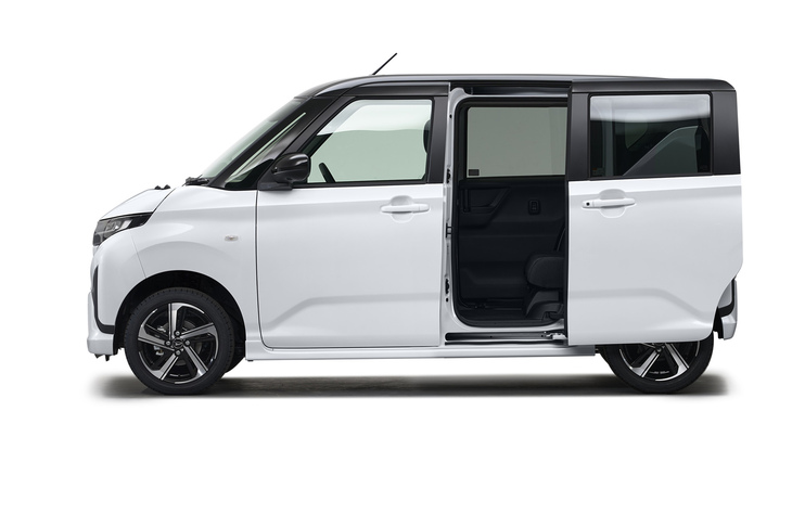 新型「ムーヴ」のサイドビュー。軽ハイトワゴン界のお約束であったヒンジ式のリアドアを廃し、電動スライドドアが採用された。