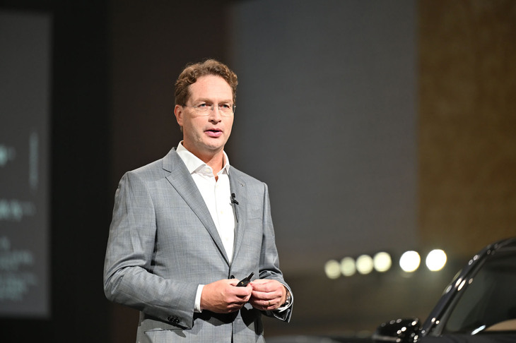 発表会には独メルセデス・ベンツグループのオラ・ケレニウス取締役会会長も登壇。本国会長の日本でのスピーチは14年ぶりとのことで、BEV専業ブランドを目指す2030年までの取り組みや意気込みとともに、「自動車業界で約30年のキャリアがあるが、これほどまでに開発と変化のスピードが速い時代を過ごすのは初めてだ。この時代を経てメルセデスがリーダーになりたい」と語った。