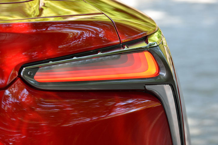 奥行きを感じさせる発光方式が特徴的なテールランプ。光源がL字型なのは、レクサスの頭文字を意識してのこと。