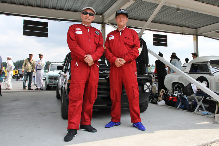 セブリング 40m トロフィー終了後の横山 剣さんと桑島正美さん。トップより2周少ない24ラップを走り、5位に入った。ちなみに剣さんはサルーンカー・レースのティントップ・カップとのダブルエントリーだった。