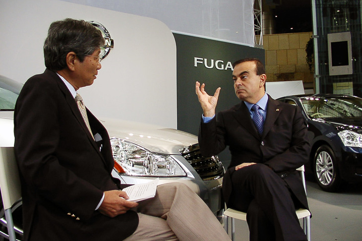初代「日産フーガ」の発表会にて。ゴーン氏は「『G35(日本名：スカイライ)』はアメリカで大成功だが、『Q』（大型セダン）は苦戦してきた」と率直に認めた。