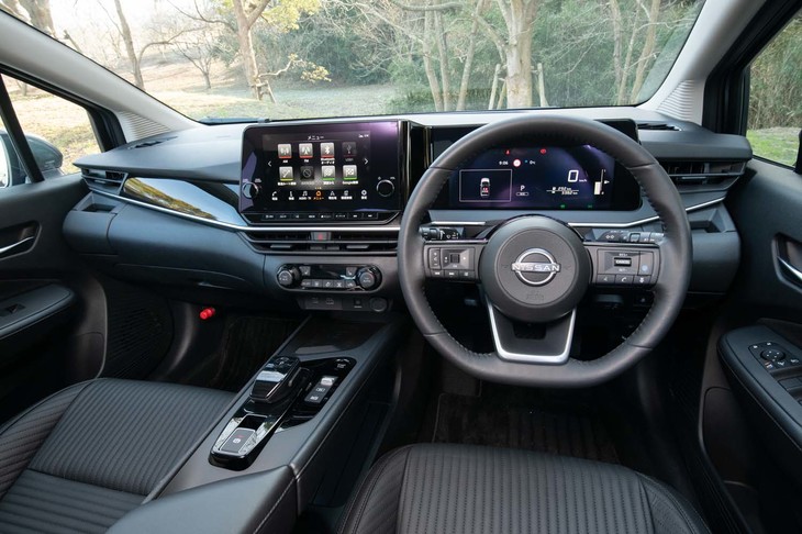 センターディスプレイとメーターパネルの、2枚のスクリーンが主張するダッシュボード。先代モデルよりも全体的な質感が大幅に高まっている。