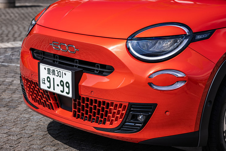 「600」のエンブレムをセンターに配置したユニークな「600e」のフロントフェイス。オートハイビーム機構が内蔵されたLEDヘッドランプを標準装備としている。