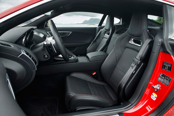「FタイプR-DYNAMICクーペ」のインテリア。2018年モデルには、新設計のシートも採用されている。