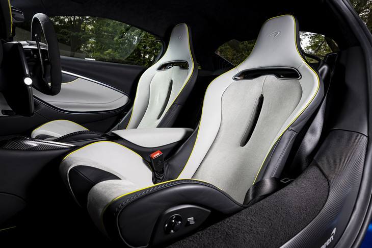 「アルトゥーラ」用に新開発され「クラブスポーツシート」と呼ばれる一体型シェルの軽量シートを標準で装備。弧を描くようにデザインされており、乗員の体全体を包み込むようにホールドする。