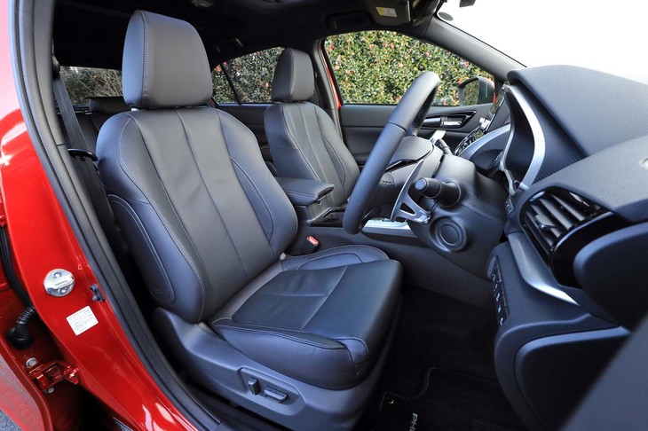 オプションの本革シートは写真のブラックのほか「ライトグレー」も用意される。標準装備はスエード調素材と合皮のコンビシートとなる。