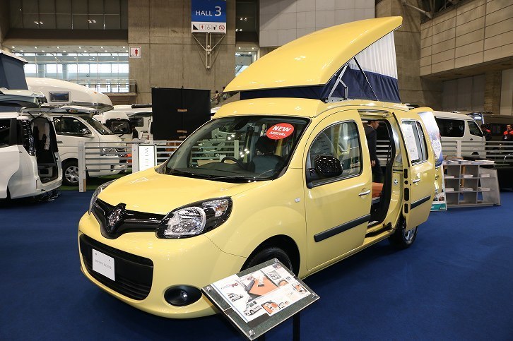 ミニバンベースのキャンピングカーを得意とするホワイトハウスの「カングー ポップ マルチソファーベッド」。