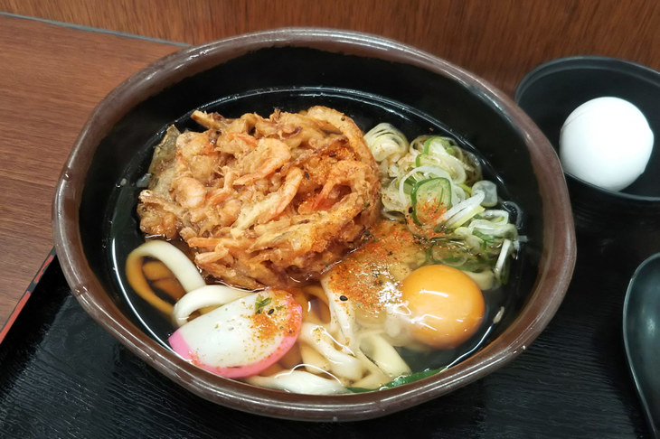 蓮田SAにていただいた天玉うどん。最近、こういうのを妙に美味しく感じるようになりました。