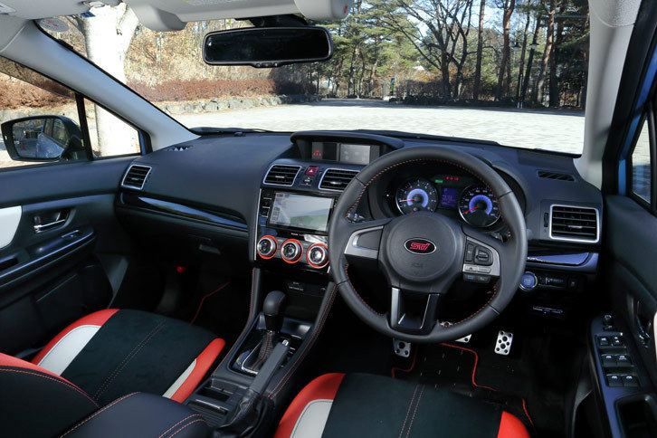 「XVハイブリッドtS」のインストゥルメントパネルまわり。ステアリングホイールの「STI」オーナメントをはじめ、各所に同車専用の装飾が施されている。