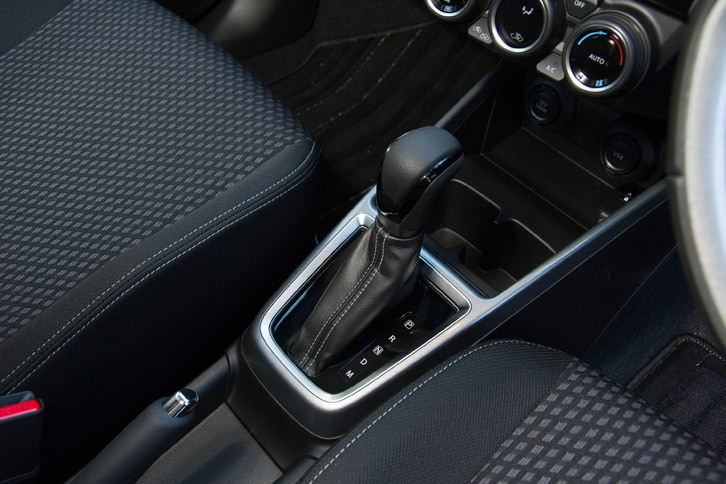 トランスミッションは3種類。ターボ車の「RSt」にはトルコン式の6段ATが搭載される。