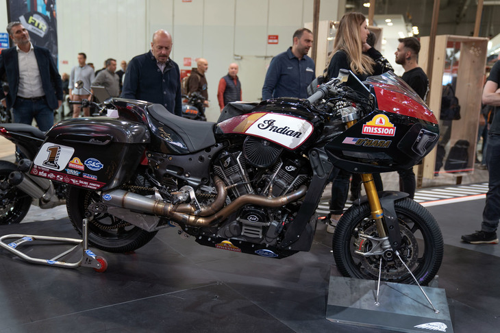 先述のハーレーダビッドソンと「The King of Baggers」で最終戦までチャンピオン争いを展開し、2020年に次ぐ2度目のタイトルを獲得したのが、このインディアンモーターサイクルのクルーザーモデル「チャレンジャー」のバガーレーサーだ。水冷エンジンを搭載するチャレンジャーは、空冷エンジンにて比べて改造範囲が狭く、このエンジンはECUと吸排気系を変更する以外は、基本的にはストックのまま。フレームはスタンダードのままで、それに同社のネイキッドスポーツモデル「FTR」の倒立フォークをセットアップを変更して装着。オリジナルのスイングアームとオーリンズ製サスペンションでリアまわりを固めている。外装類はレギュレーションで決められているとおり、スタンダードのシルエットを生かしたまますべてカーボンファイバーで製作。ハンドルは極太のハンドルバーの両端にセパレート型ハンドルを装着する、ユニークなレイアウトを採用している。