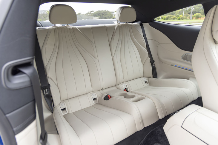 左右独立式で2人掛けとなるリアシート。オプションの本革シートを選択した場合、インテリアカラーは「マキアートベージュ／ブラック」（写真）のほか、「ブラック」「トンカブラウン／ブラック」「パワーレッド／ブラック」の4種類から選択できる。