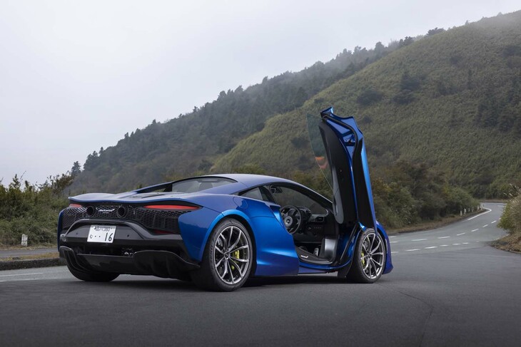 既存のモデルと同じく「ディヘドラルドア」を採用。上に向かって開くところは変わらないが、開けたときの幅が従来モデルよりも480mm小さくなっている。