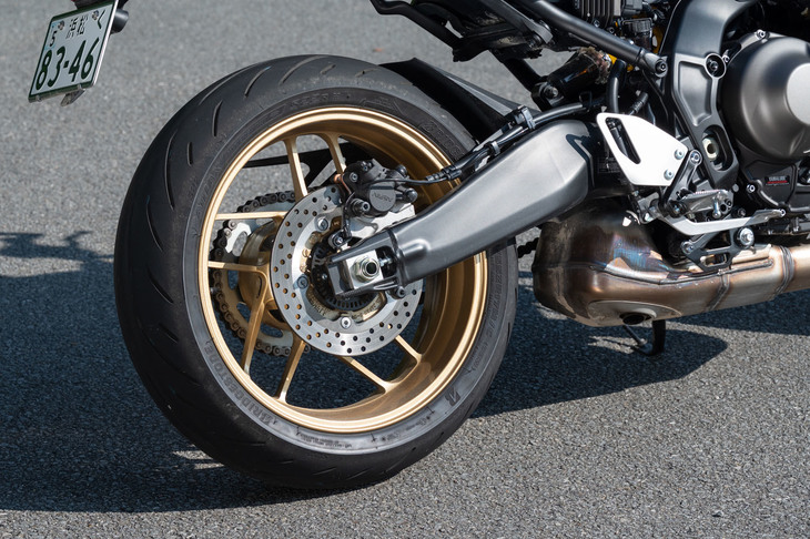 足まわりでは、従来型より55mmスイングアームを延ばすことで直進安定性を改善。タイヤサイズは前が120/70ZR17、後ろが180/55ZR17で、ブリヂストンの「バトラックス ハイパースポーツS22」が装着されていた。