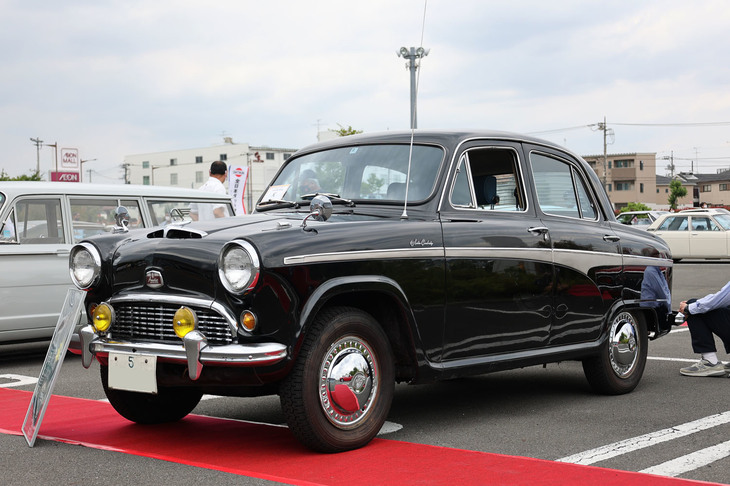 1959年「日産オースチンA50ケンブリッジ デラックス」。戦中・戦後の技術的空白を埋め合わせ、乗用車づくりを学ぶために日産がライセンス生産した英国オースチンの中型セダン。1960年代の日産車に与えた影響は大きかった。