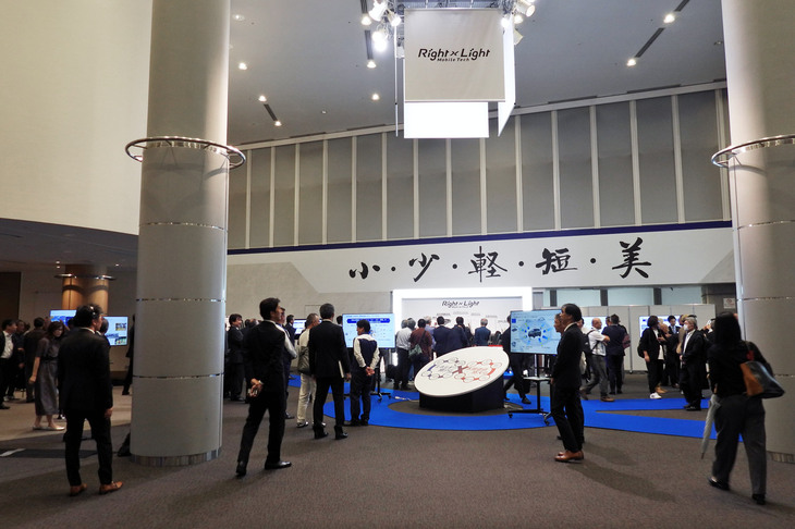 スズキの技術戦略説明会「10年先を見据えた技術戦略2026」より、報道関係者であふれた展示エリアの様子。