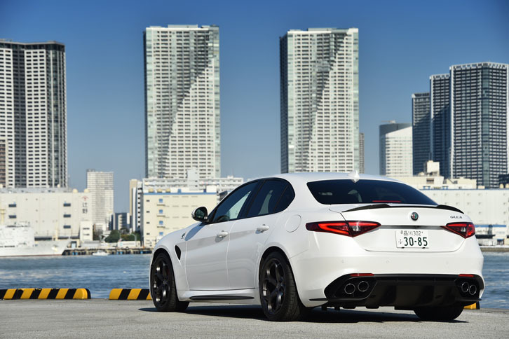 「クアドリフォリオ」の速さはニュルブルクリンクでも証明されている。2016年に北コースで4ドアセダン最速（当時）の7分32秒を樹立した。