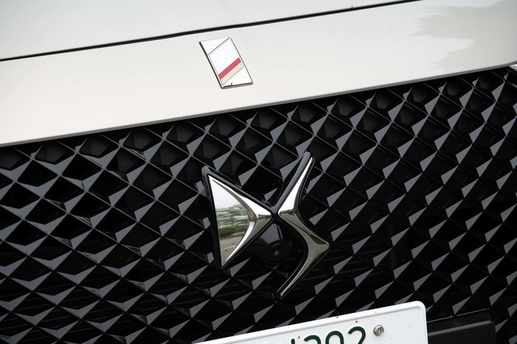 フロントの「DS」エンブレムの上には「E-TENSE」のバッジが貼られている。