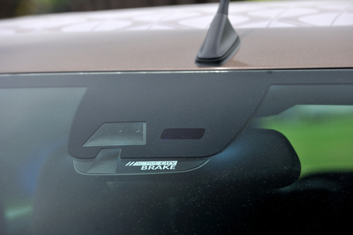 運転支援システムとしては、赤外線式のセンサーを用いた自動緊急ブレーキ「アクティブシティブレーキ」が装備される。