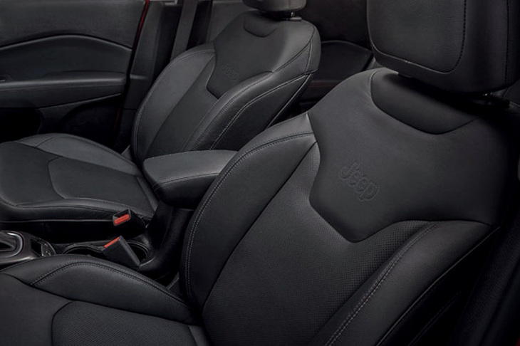 グレーステッチ入りのブラックレザーシートを特別装備。フロントは電動調整機能付きとなる。
