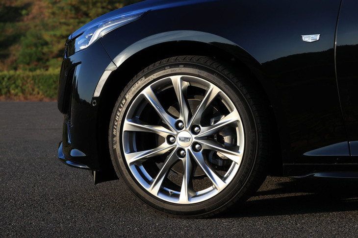 タイヤサイズは245/40R19となかなかの大きさだが、シャシーにそれを持て余している感覚はない。試乗車にはコンフォート志向のミシュラン製オールシーズンタイヤが装着されていた。